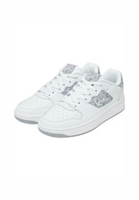 Hvide sneakers lavet af læder med grå mønstrede detaljer, rund tå, perforeret udrustning og en hvid sål. Snøret med flade snørebånd.