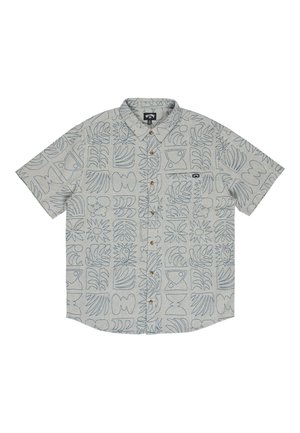 Szara koszula na krótki rękaw z kołnierzykiem i guzikami, z abstrakcyjnymi niebieskimi liniami oraz małą kieszonką na piersi.