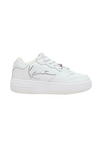 Sneaker bianco con tomaia in pelle, suola platform, decorazioni in strass e design a punta tonda con chiusura a lacci.