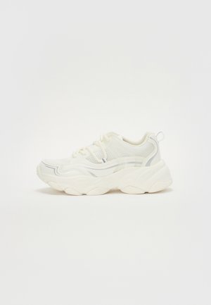 Chunky witte sneakers van gaas en synthetische materialen. Beschikt over een textuur bovenwerk, ronde zool en subtiele accentlijnen in lichtgrijs.