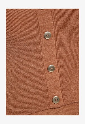 Brązowy kardigan z prążkowanej tkaniny z złotymi guzikami z przodu, o teksturowanej fakturze i dopasowanym kroju.