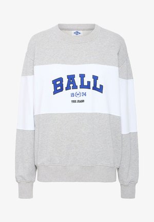 Sudadera gris y blanca con cuello redondo. Presenta un texto azul que dice “BALL 1974 THE JEANS” en la parte frontal. Textura suave, mangas largas, puños acanalados.