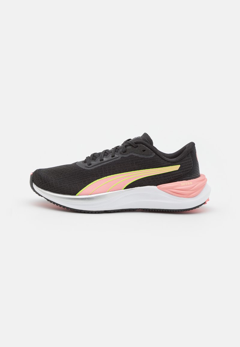 Zapatillas de correr de malla negra con acentos en rosa y amarillo. Presentan un diseño ligero, suela acolchada y parte superior texturizada para mayor transpirabilidad.
