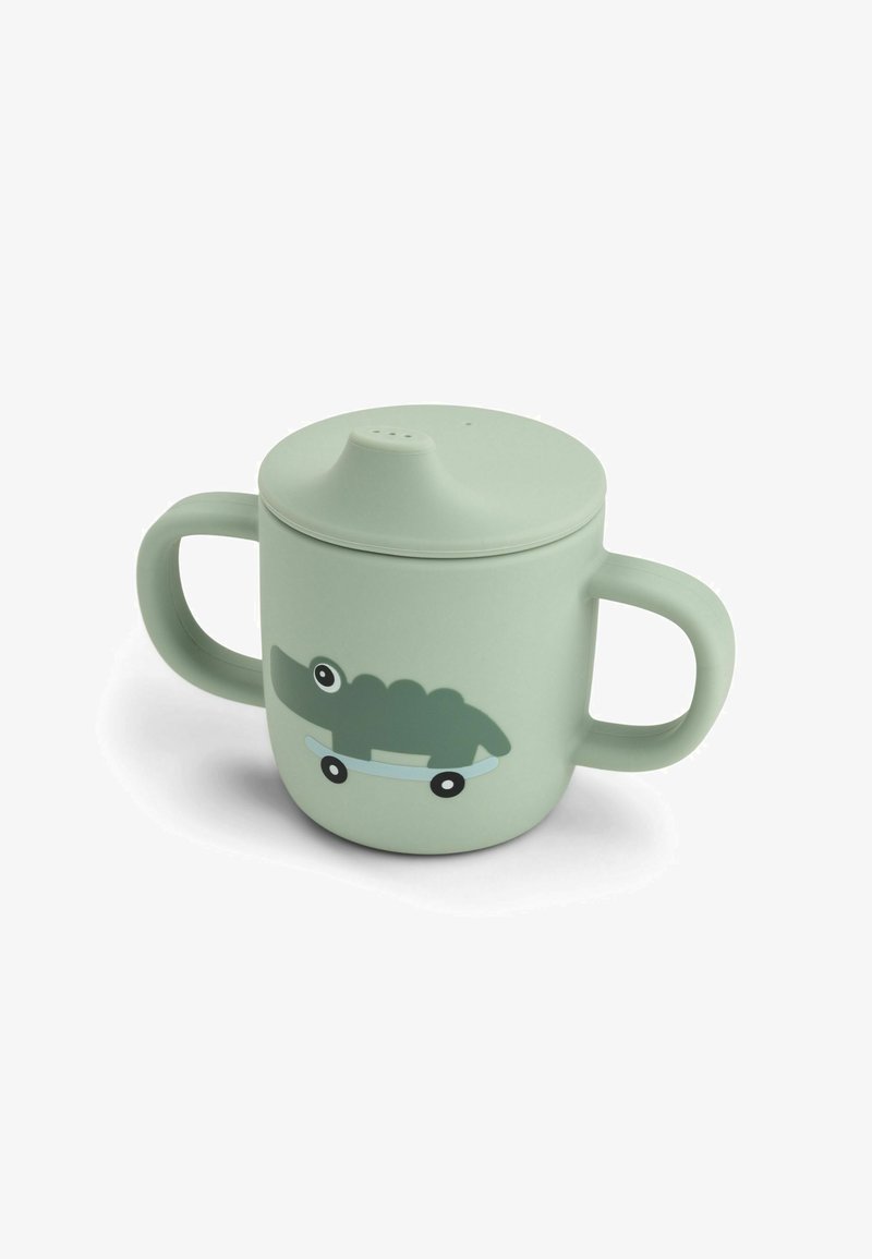 Tasse en silicone vert pâle avec deux poignées, présentant un crocodile de dessin animé sur un skateboard. Dispose d'un couvercle amovible avec un bec verseur et des trous.