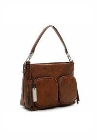 Borsa a tracolla in finta pelle marrone con due tasche frontali con cerniera, base piatta e una sola tracolla; presenta dettagli in frangia e accenti metallici.