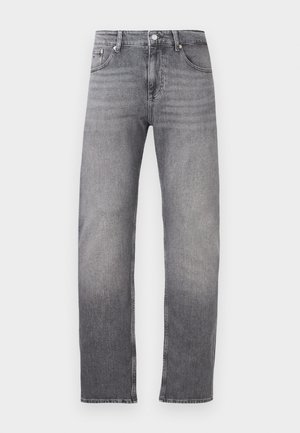 Szürke farmernadrág egyenes szárú fazonnal, elhalványult textúrával, öt zsebbel és látható varratokkal a varrásoknál és a derékpántnál.