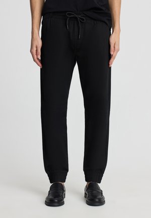 - Spodnie materiałowe