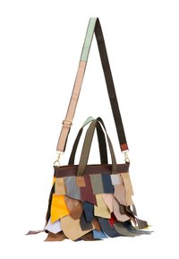 Læderhåndtaske med multicolor patchworkdesign med forskellige former, en brun kant, dobbelte håndtag og en justerbar skulderrem.
