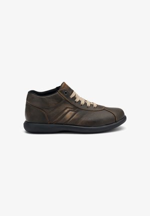 Zapato casual de cuero marrón con cordones beige, suela negra, altura baja en el tobillo y sutil detalle de costura sobre fondo blanco.