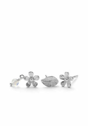 Trei cercei cu șurub din argint: o floare cu o bilă mică, o formă de buze și o floare simplă, aranjate în rând pe un fundal alb.