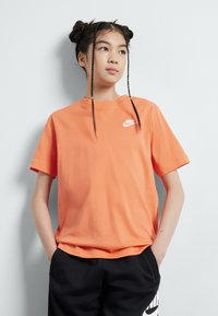 Nike Sportswear - TEE FUTURA UNISEX - T-Shirt basic - light wild mango Thumbnail-Bild 1