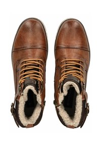 Botas de tobillo de cuero marrón con textura contrastante, que cuentan con cordones en tono cuero claro, un suave forro de borreguillo y acentos de hardware metálico.