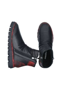 Schwarze Leder-Stiefeletten mit strukturiertem Finish, seitlichem Reißverschluss und einem kontrastierenden roten Akzent an der Sohle.