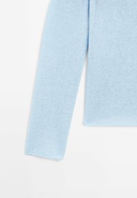 Pull tricoté bleu clair à manches longues avec une coupe légèrement ample, présenté sur fond blanc.