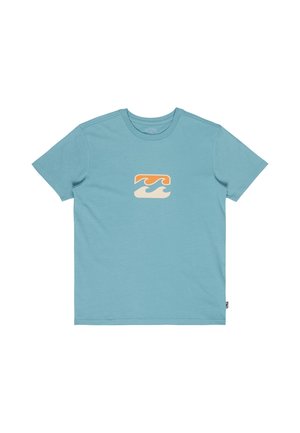 T-shirt azzurro chiaro a maniche corte con una piccola grafica rettangolare di onde oceaniche stilizzate arancioni e bianco sporco al centro del petto.