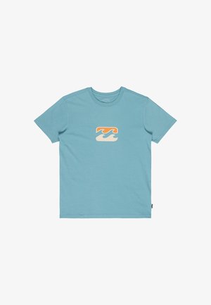 Jasnoniebieski t-shirt z krótkim rękawem z małą prostokątną grafiką stylizowanych pomarańczowych i kremowo-białych fal oceanicznych na środku klatki piersiowej.