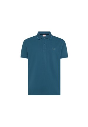 Polo azul verdoso de manga corta con tapeta de dos botones, cuello y pequeño logo blanco en forma de triángulo y 'X' en el lado izquierdo del pecho.
