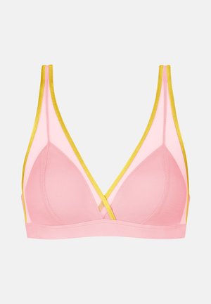 Weicher pinkfarbener, kabelloser BH mit gelbem Rand, durchsichtigen Netzpaneelen und Dreieckscups, dargestellt vor hellgrauem Hintergrund.