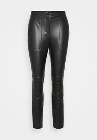 Pantaloni in pelle nera con vestibilità aderente, dotati di due tasche frontali e dettagli a coste sulle ginocchia. Texture liscia, design minimalista.