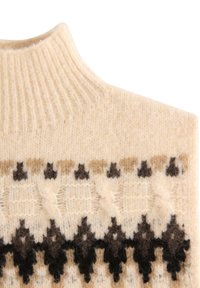Krémový pletený svetr s vysokým rib plátem a geometrickým vzorem v hnědé a béžové barvě na těle. Měkká textura.