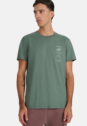 Zielony bawełniany t-shirt z krótkimi rękawami, okrągłym dekoltem i nadrukami logo na lewej piersi. Gładka tekstura, luźny krój.