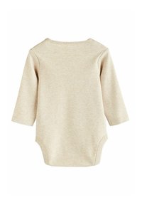 Långärmad beige bodysuit i mjuk bomullsmaterial, med rundad halsringning och en enkel, sömlös design.