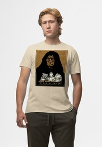 Beżowy bawełniany t-shirt z nadrukiem postaci z filmu "Gwiezdne Wojny: Powrót Jedi", z czarnymi i złotymi elementami graficznymi.