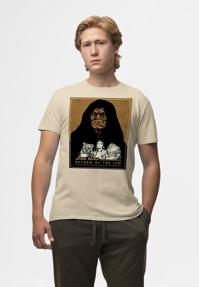 Beżowy bawełniany t-shirt z nadrukiem postaci z filmu "Gwiezdne Wojny: Powrót Jedi", z czarnymi i złotymi elementami graficznymi.