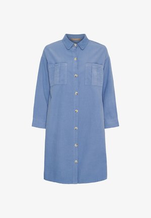 Blå skjortekjole med lange ærmer, to brystlommer og klassisk krave.