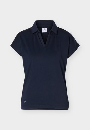 Polo blu navy a maniche corte con collo a V e piccolo logo bianco vicino all'orlo inferiore su sfondo bianco.
