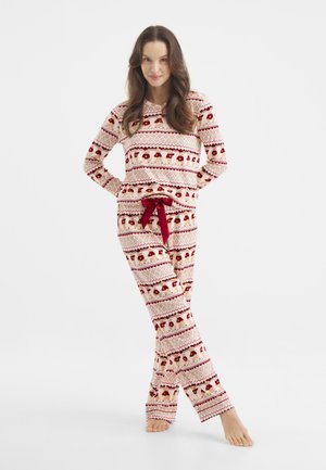 Pijamas de manga larga en color crema con un patrón rojo de árboles y formas geométricas, con una cinta roja en la cintura. Tejido suave.