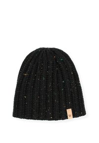 Černá pletená čepice s žebrovanou texturou, zdobená barevnými skvrnami a malou hnědou koženou cedulkou s písmenem "W" na straně.