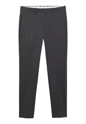 Pantaloni grigi scuri su misura, realizzati in tessuto intrecciato, con frontale piatto, passanti per cintura e tasche laterali. Texture liscia, design slim fit.