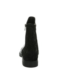 Schwarzer Knöchelschuh mit geprägtem Blumenmuster auf der Rückseite, glattes Leder vorne, niedriger Absatz und Reißverschluss an der Seite.