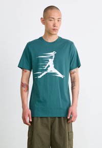 Jordan CREW - Apdrukāts T-krekls - oxidized green/sail