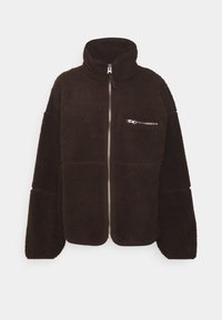 Brązowa polarowa kurtka z wysokim kołnierzem i zamkiem błyskawicznym. Posiada kieszeń na piersiach z zamkiem błyskawicznym oraz szerokie rękawy, prezentując teksturowaną powierzchnię.