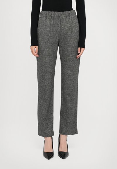 Pantaloni grigi a scacchi con cintura elasticizzata, caratterizzati da un design dritto e una consistenza morbida, abbinati a décolleté nere a punta.