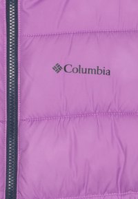 Lila gesteppte Jacke mit schwarzem Reißverschluss und schwarzem Columbia-Logo auf der Brust.