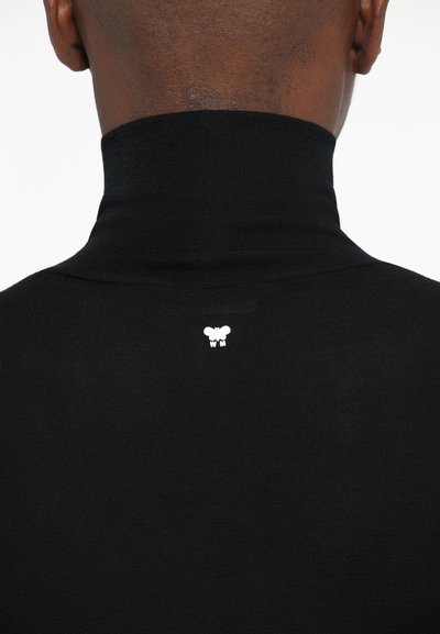 Maglione a collo alto nero con una texture liscia e un design aderente. Presenta un piccolo logo bianco sul retro.