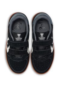 Svarta mockaskor med vita detaljer, säkra kardborreband, grått meshfoder och gummisulor med en strukturerad design.