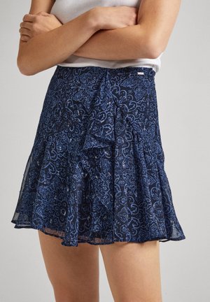 Granatowa spódnica w wzory wykonana z lekkiego materiału, z warstwową konstrukcją, falbanami i misternymi kwiatowymi detalami.