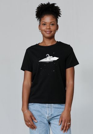 Zwarte katoenen t-shirt met een afbeelding van een astronaut op een ruimteschip, omringd door sterren, met korte mouwen en een ronde hals.