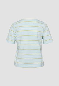 Lichtblauw T-shirt met korte mouwen en dunne horizontale gele en witte strepen, gezien van achteren tegen een effen achtergrond.