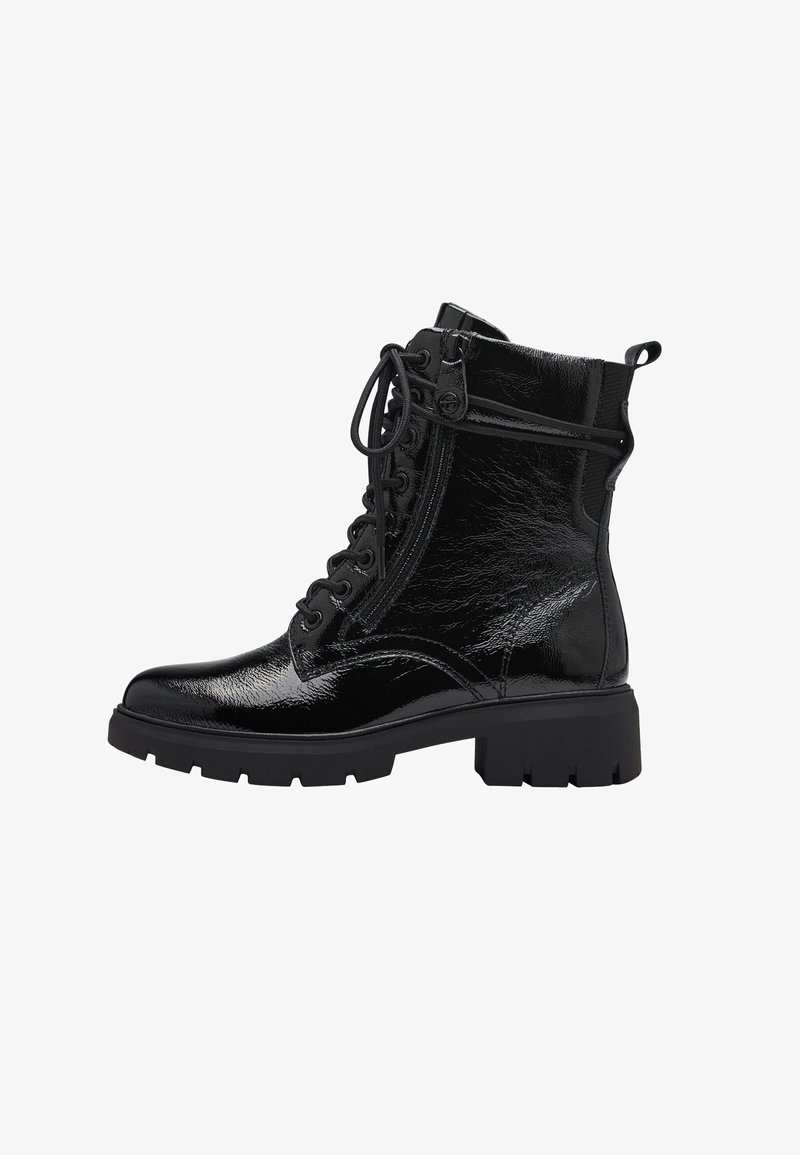Botas de tobillo de cuero negro con un acabado brillante, que cuentan con un cierre de cordones en la parte delantera, cremallera lateral y suela de goma gruesa.