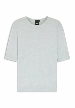 Vaaleanharmaa lyhythihainen pyöreäkauluksinen neulepaita, jossa on resorireunukset hihoissa ja helmassa, esillä makuulla ja musta merkkilappu näkyvissä kaula-aukon kohdalla.