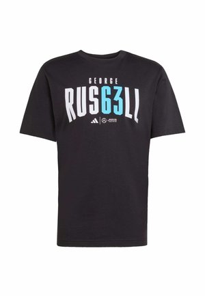 Schwarzes Kurzarm-T-Shirt aus Baumwolle mit der Aufschrift "GEORGE RUS63LL" in großen weißen und blauen Buchstaben, darunter die Logos von Adidas und Mercedes.