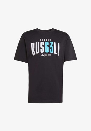 Schwarzes Kurzarm-T-Shirt aus Baumwolle mit der Aufschrift "GEORGE RUS63LL" in großen weißen und blauen Buchstaben, darunter die Logos von Adidas und Mercedes.