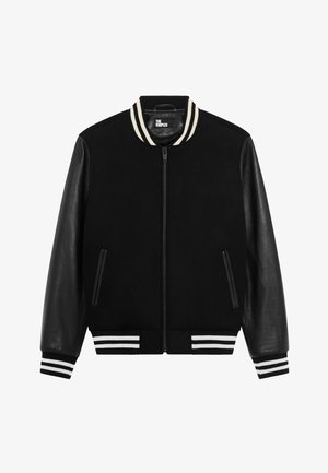 Zwarte bomberjack met een stoffen lichaam, leren mouwen, gestreepte ribgebreide manchetten en een ritssluiting aan de voorkant. Inclusief zijzakken.