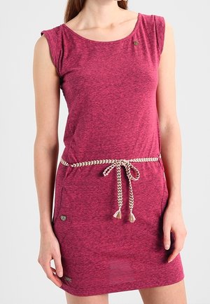 Vestido fucsia sin mangas con escote redondo, cinturón trenzado y bolsillos parche con botones decorativos y tela texturizada.