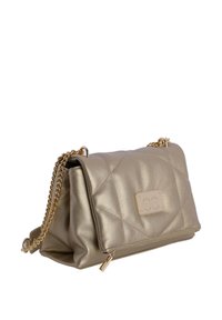 Bolso de hombro metálico dorado, con textura acolchada, cierre de cremallera y una correa de cadena dorada. Acentuado con una placa de logo en la parte delantera.